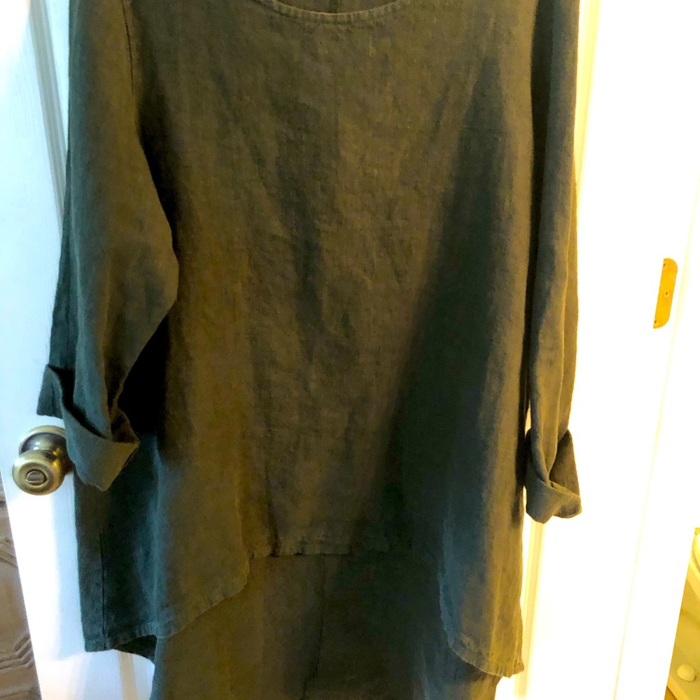 Stunning emerald green swing top and pants